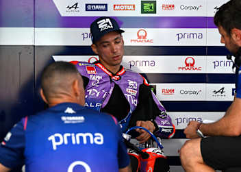 Toprak Razgatlioglu mit den Pramac-Technikern