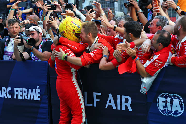 Lewis Hamilton lässt sich von seiner Truppe für Platz 2 feiern