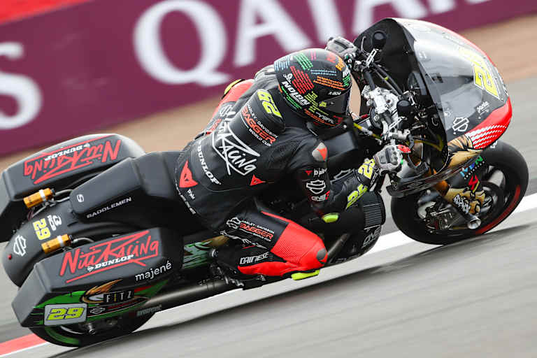 Andrea Iannone hat Spaß mit der Renn-Harley