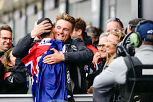 Senna Agius mit Manager und Mentor Chaz Davies