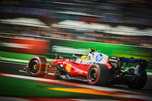 Erste GP-Pole für Lewis Hamilton mit Ferrari