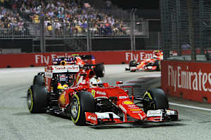 Sebastian Vettel mit seinem Ferrari in Singapur 2015