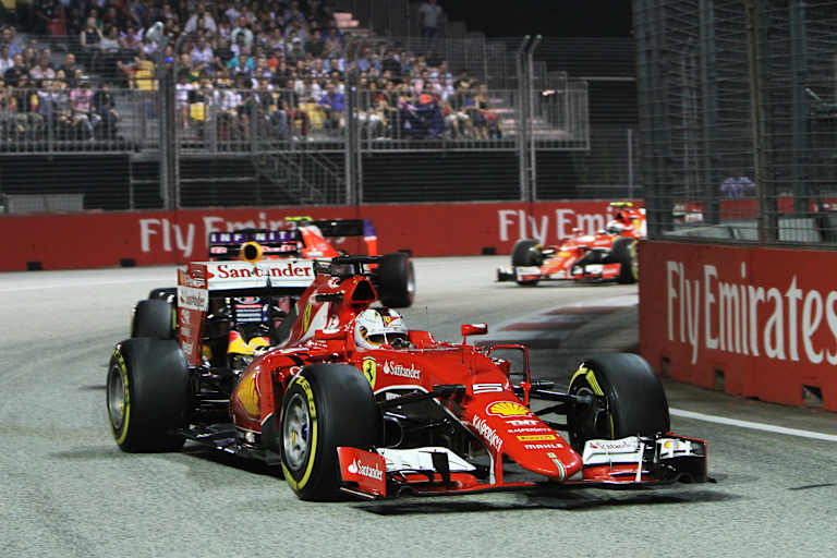 Sebastian Vettel mit seinem Ferrari in Singapur 2015