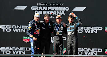 Sieger Kimi Antonelli (mit Medaille) mit Verstappen (l.) und Norris (r.)