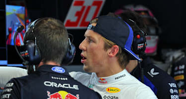 Liam Lawson in der Garage von Red Bull Racing