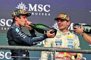Austin-Sieger Kimi Antonelli nahm einen Schluck aus der Champagner-Flasche