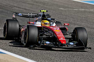 Hier ist er gerade, aber der Ferrari-Heckflügel ist drehbar