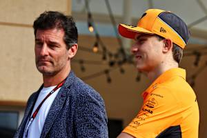 Oscar Piastri mit seinem Manager Mark Webber 2024 in Bahrain