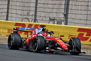 Charles Leclerc mit dem um 180 Grad gedrehten Heckflügel-Element am Ferrari