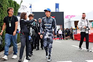 Kimi Antonelli mit Manschette an der Hand