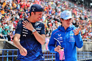 Alex Albon (l.) und Franco Colapinto bei der Fahrerparade in Suzuka