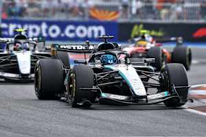 George Russell vor Kimi Antonelli und Lewis Hamilton