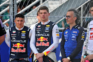 Teamchef Laurent Mekies mit Isack Hadjar (l.) und Max Verstappen