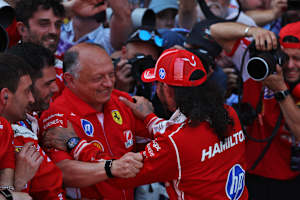 Ferrari-Teamchef Fred Vasseur freute sich mit Hamilton über dessen Sieg
