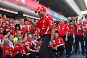 Lewis Hamilton mit seiner Ferrari-Mannschaft