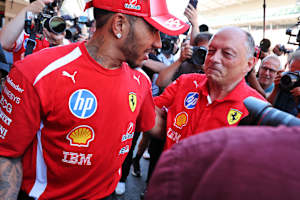 Lewis Hamilton und Fred Vasseur nach dem Sieg in Barcelona