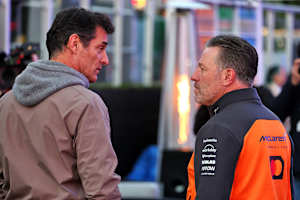 Mark Webber im Gespräch mit McLaren-CEO Zak Brown