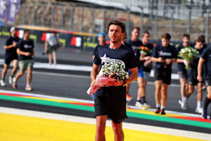 Pierre Gasly brachte 2025 beim Run for Anthoine Blumen an die Unfallstelle