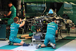 Intensive Arbeiten in der Garage von Aston Martin