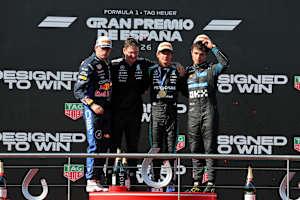 Sieger Kimi Antonelli (mit Medaille) mit Verstappen (l.) und Norris (r.)