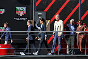 Linda Boudabous (M.) vor König Felipe von Spanien auf dem Madrid-Podium