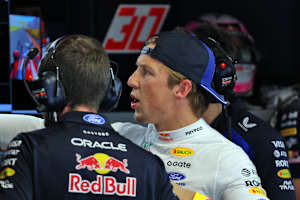 Liam Lawson in der Garage von Red Bull Racing