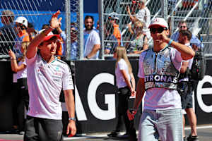 Kimi Antonelli (l.) und sein Mercedes-Kollege George Russell