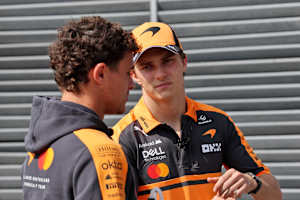 McLaren-Pilot Oscar Piastri, hier mit seinem Teamkollegen Lando Norris