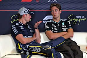 Max Verstappen und George Russell (hier in Singapur 2025)
