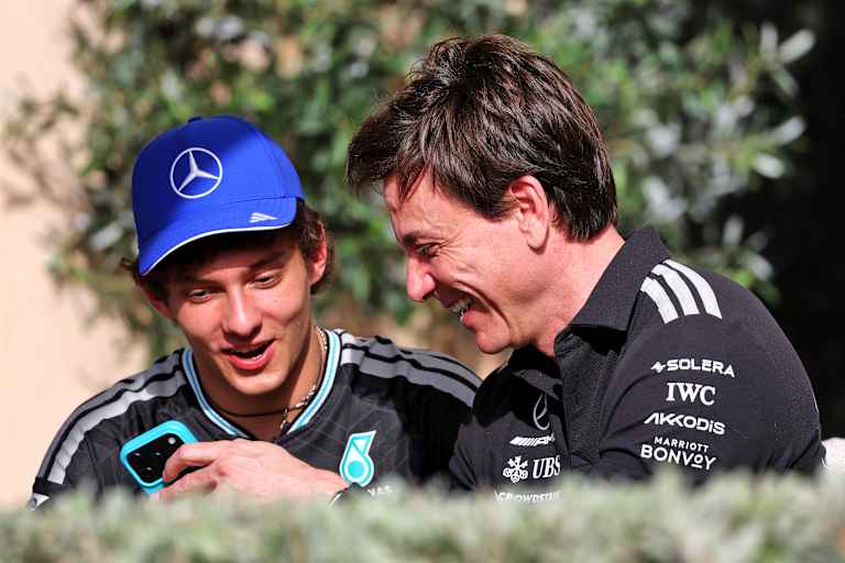 Mercedes-Teamchef Toto Wolff im Gespräch mit Kimi Antonelli