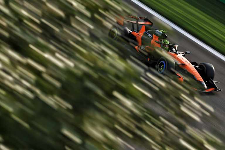 Formel-1-Champion Lando Norris darf den ganzen Tag im MCL40 Gas geben