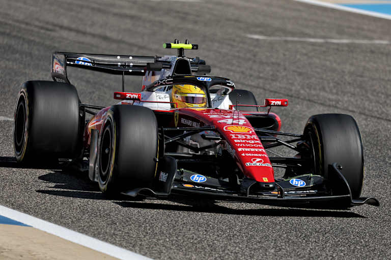 Hier ist er gerade, aber der Ferrari-Heckflügel ist drehbar