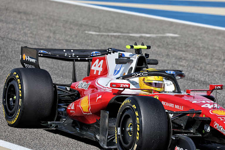 Der Ferrari mit steil gestelltem Flügel