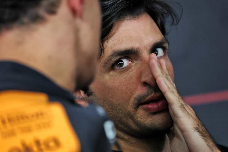 Carlos Sainz mit Lando Norris in der Pressekonferenz