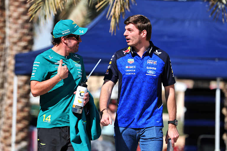 «Ich??» – Fernando Alonso (l.) und Max Verstappen in Bahrain