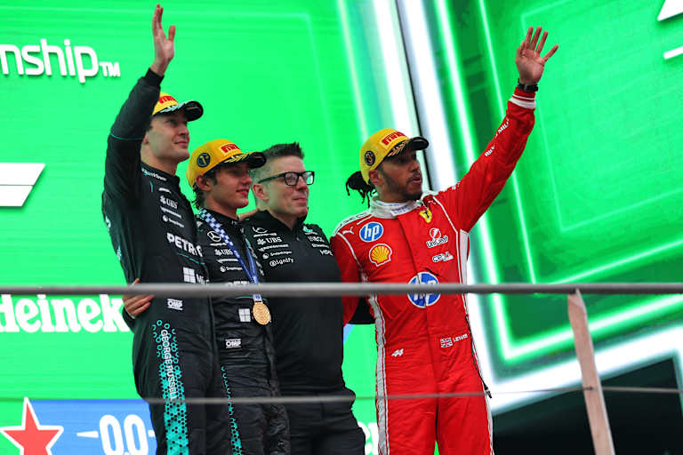 Lewis Hamilton (r.) auf dem Shanghai-Podium mit Russell, Antonelli & Bono 