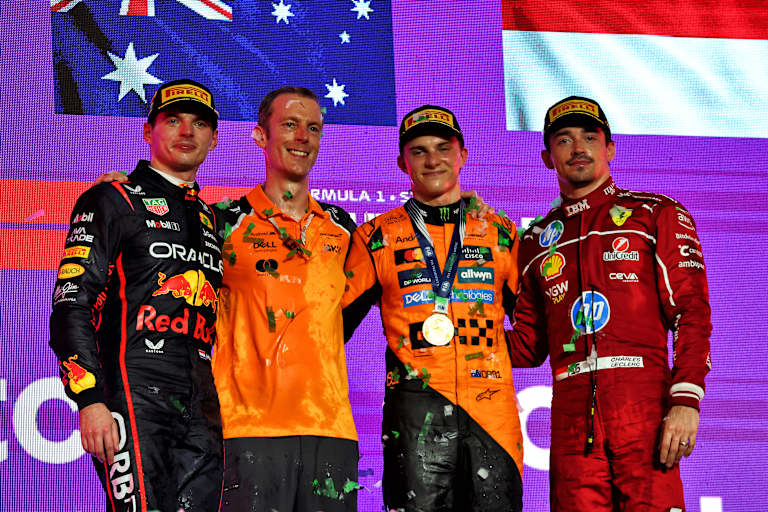 Max Verstappen, Mark Temple, Oscar Piastri und Charles Leclerc