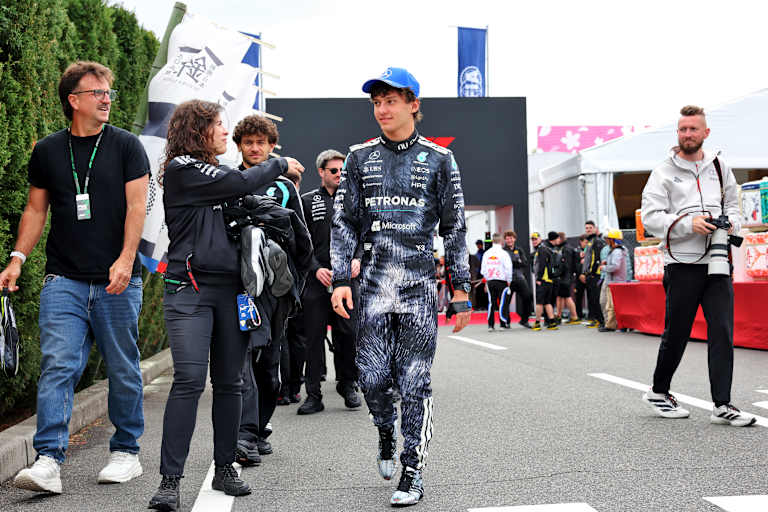 Kimi Antonelli mit Manschette an der Hand