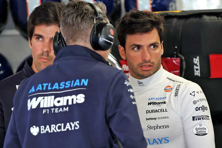 Carlos Sainz in der Williams-Garage