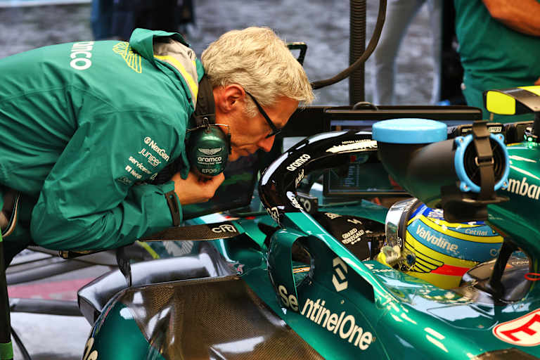 Mike Krack am Wagen von Fernando Alonso