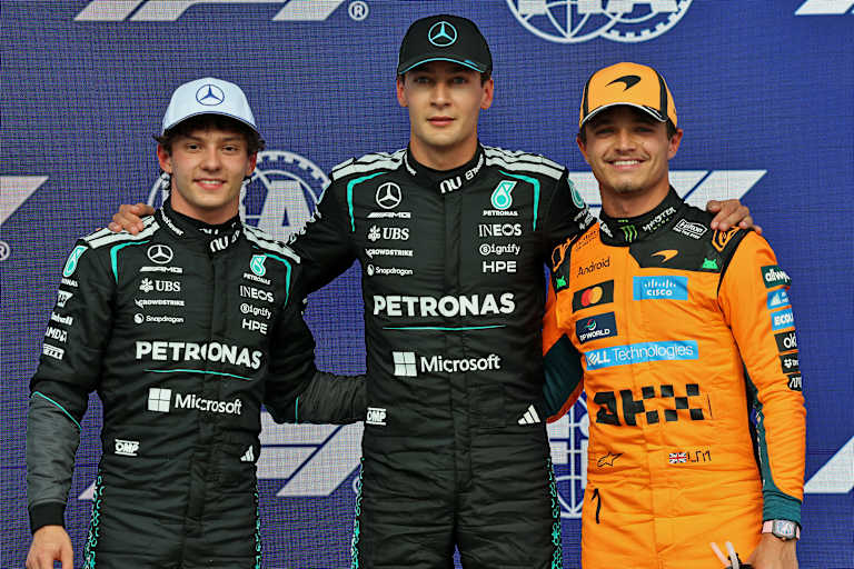 Pole für Russell (Mitte), vor Antonelli (links) und Norris (rechts)