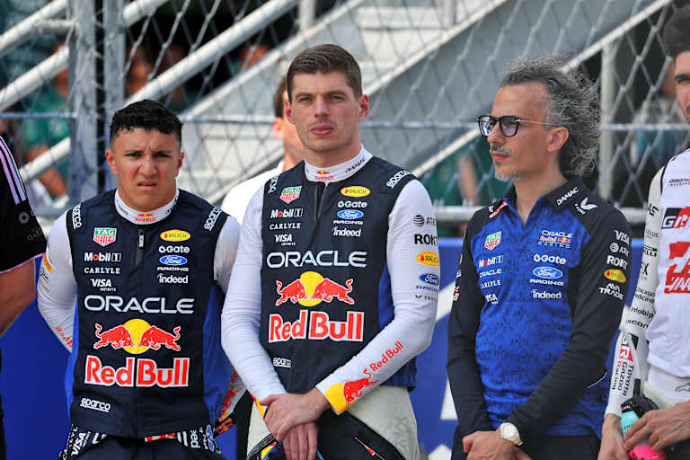 Teamchef Laurent Mekies mit Isack Hadjar (l.) und Max Verstappen