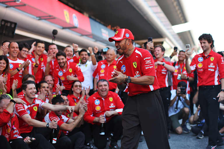 Lewis Hamilton feierte seinen Sieg ausgelassen mit der Ferrari-Mannschaft