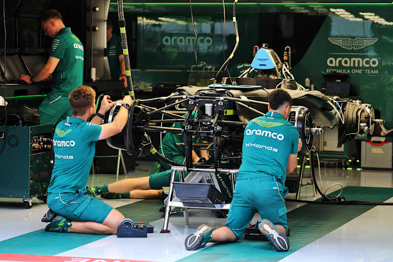 Intensive Arbeiten in der Garage von Aston Martin