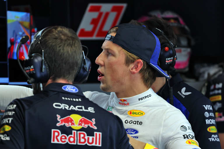 Liam Lawson in der Garage von Red Bull Racing
