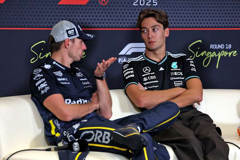 Max Verstappen und George Russell (hier in Singapur 2025)
