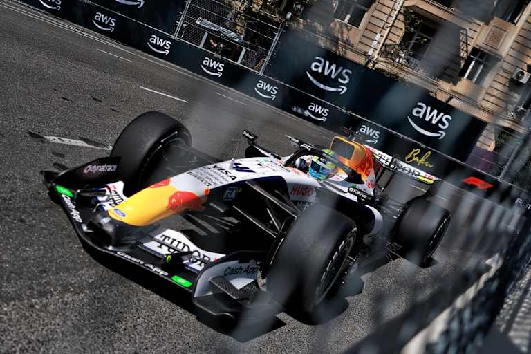 Arvid Lindblad im Rennwagen der Racing Bulls