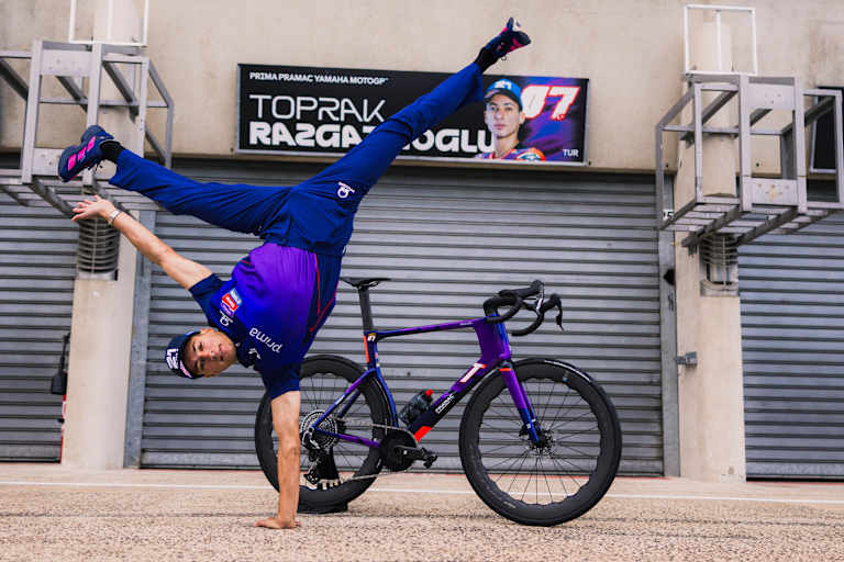 Toprak mit seinem neuen Rennrad