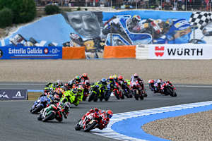 Marc Marquez (vorne) gewann – trotz Sturz und Regen