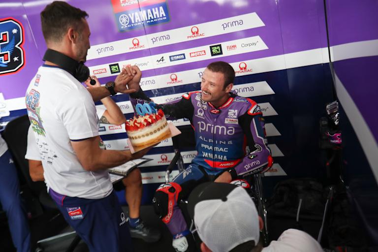 Gino Borsoi überreichte Jack Miller die Torte zum 200. Grand Prix